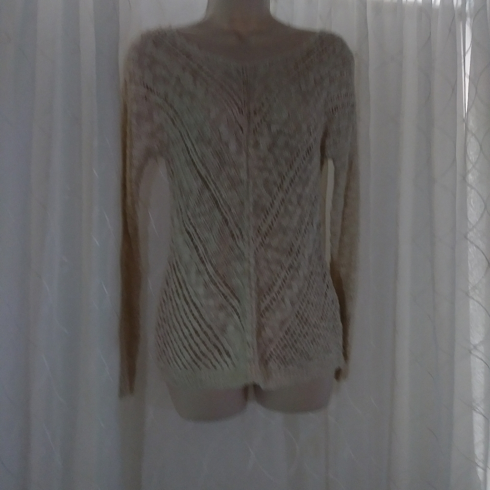 LOVELY SUPER SOFT CREAM COLORED SWEATER - Picture 3 of 6